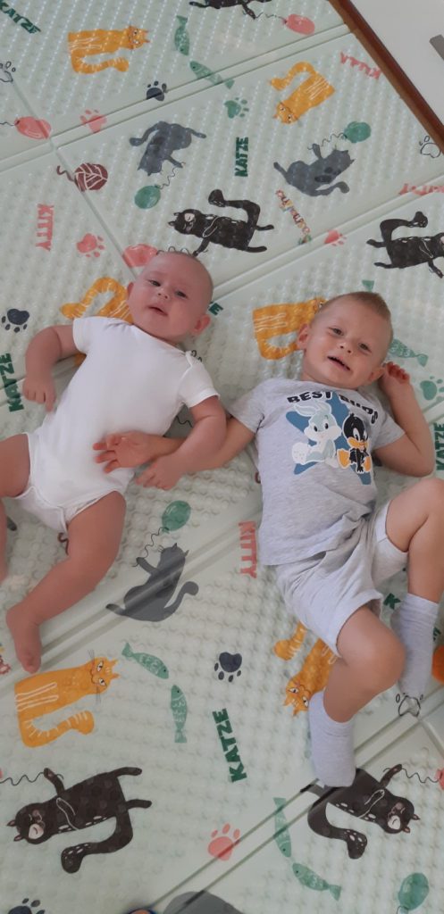 Daj mi ruku, vidiš da mama slika... Daj mi ruku, vidiš da mama slika...